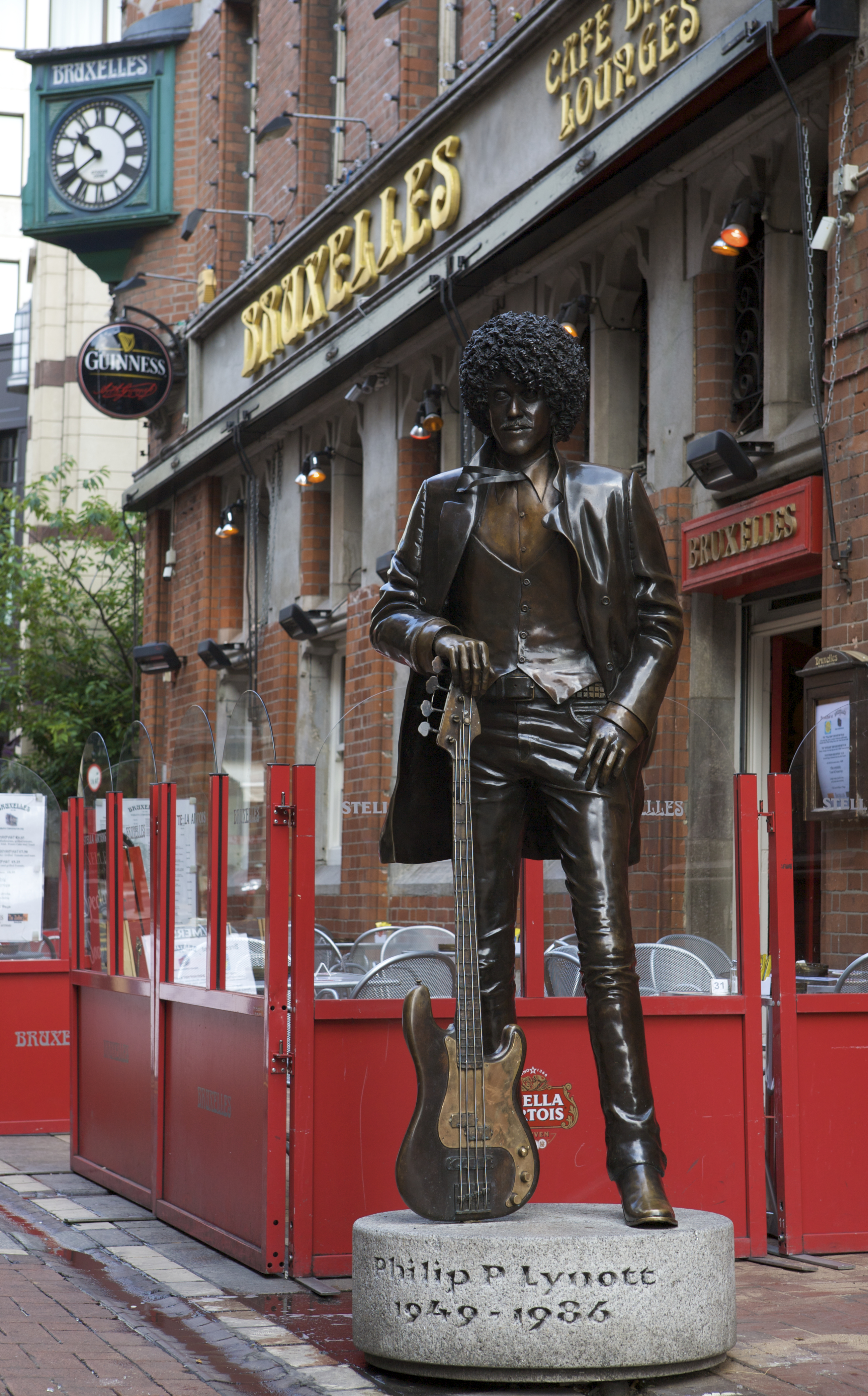 Phil_Lynott_Statue_at_Bruxelles_Dublin